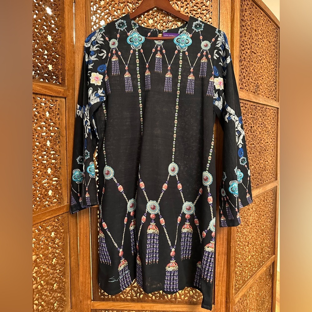 🚺 Sana Safinaz black linen dress with ornate printed design